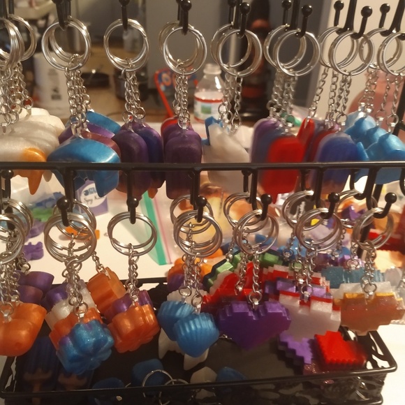 Hand poured resin keychains - Picture 2 of 2